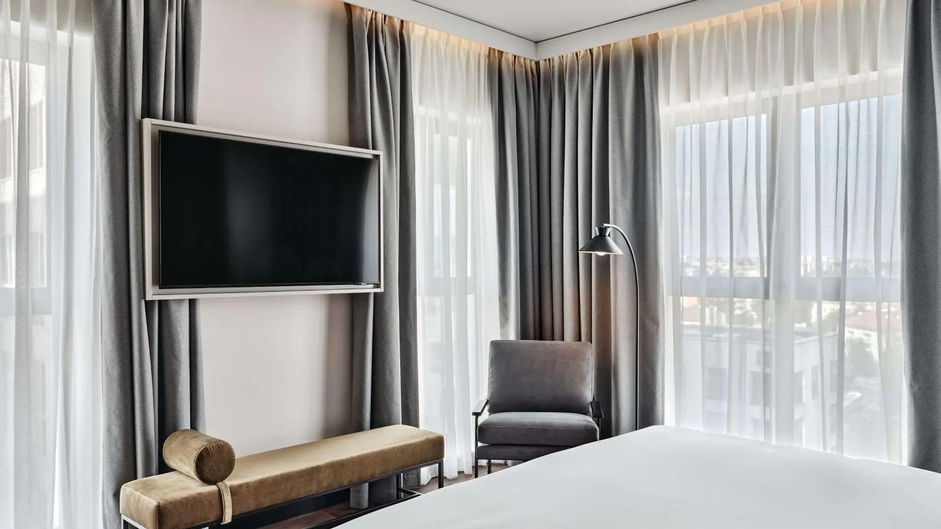 Radisson Red Hotel & Radisson Red Apartments, クラクフ 4*,