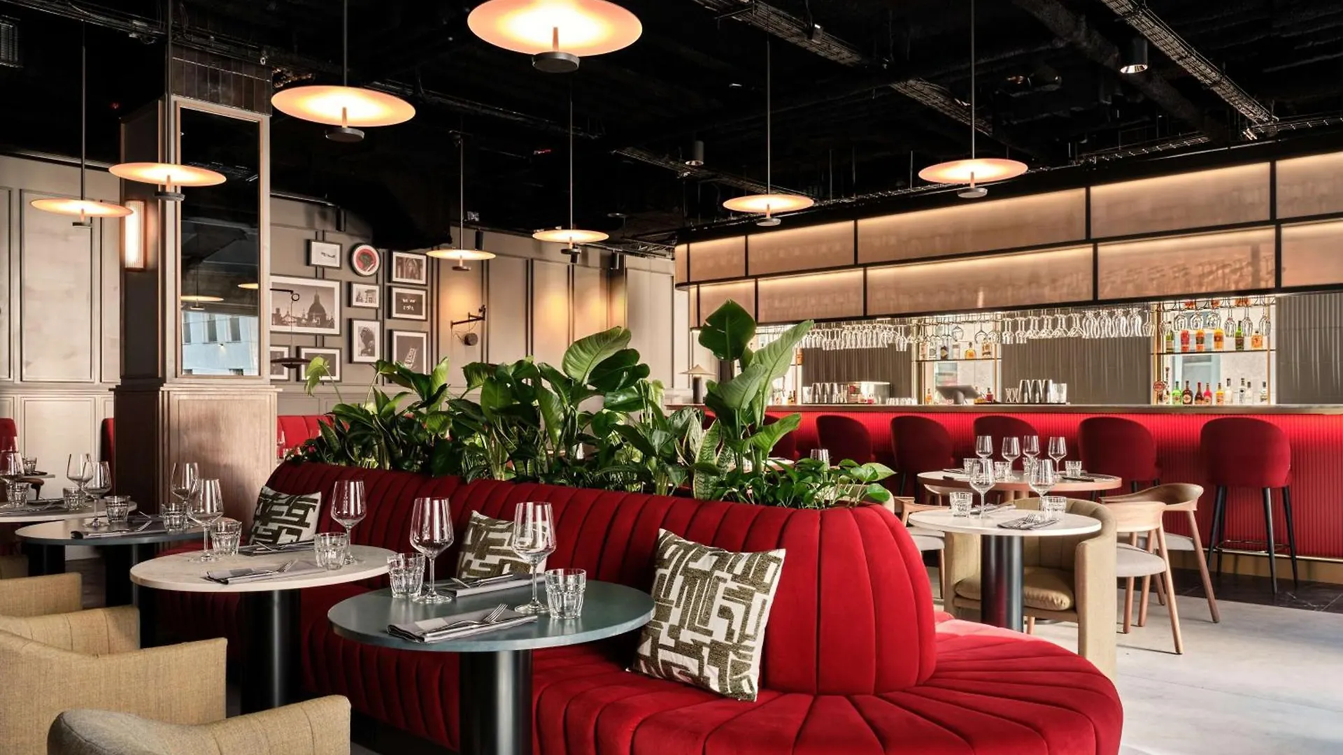 Radisson Red Hotel & Radisson Red Apartments, クラクフ 4*,