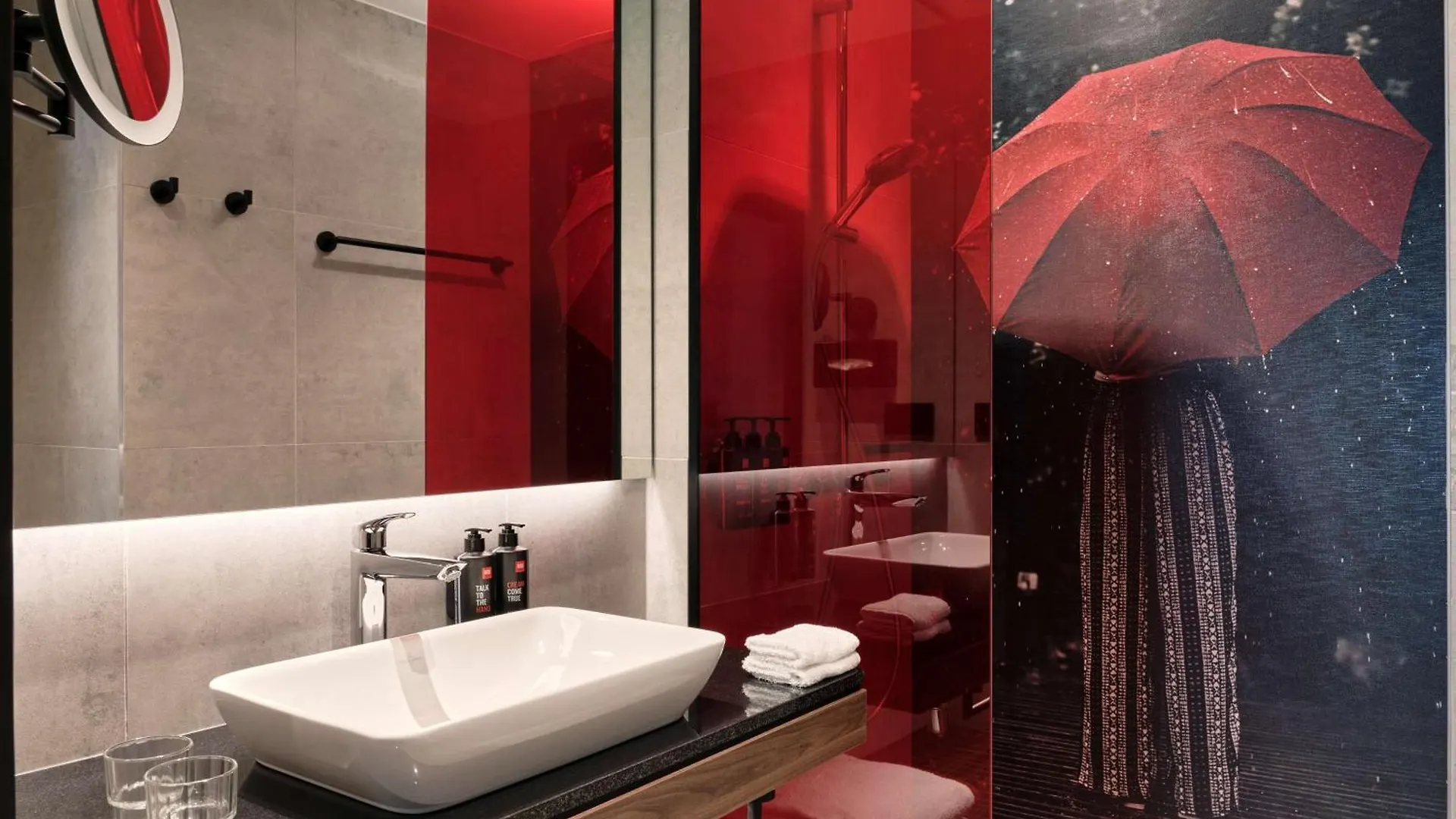 Radisson Red Hotel & Radisson Red Apartments, Krakow